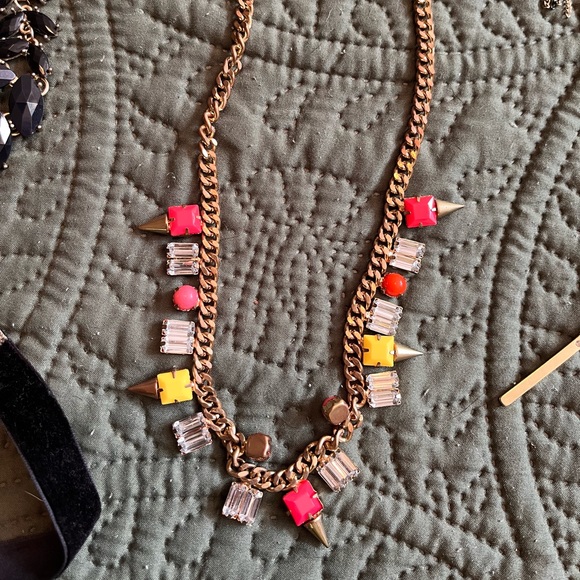 Bundle of 8 necklaces some chunky, some long, some short/choker - Picture 8 of 10